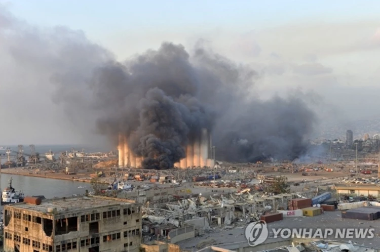 레바논 수도 베이루트의 항구에서 4일(현지시간) 대규모 폭발이 발생한 후 검은 연기가 뿜어져 나오고 있다 / 베이루트 EPA=연합뉴스