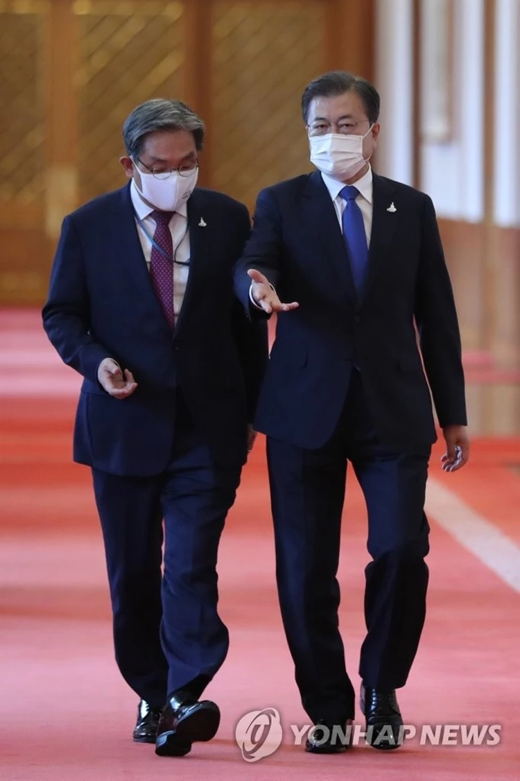 문재인 대통령과 노영민 비서실장(왼쪽)이 7일 오전 개인정보보호위원회 위원장 임명장 수여식에 참석하며 대화를 나누고 있다