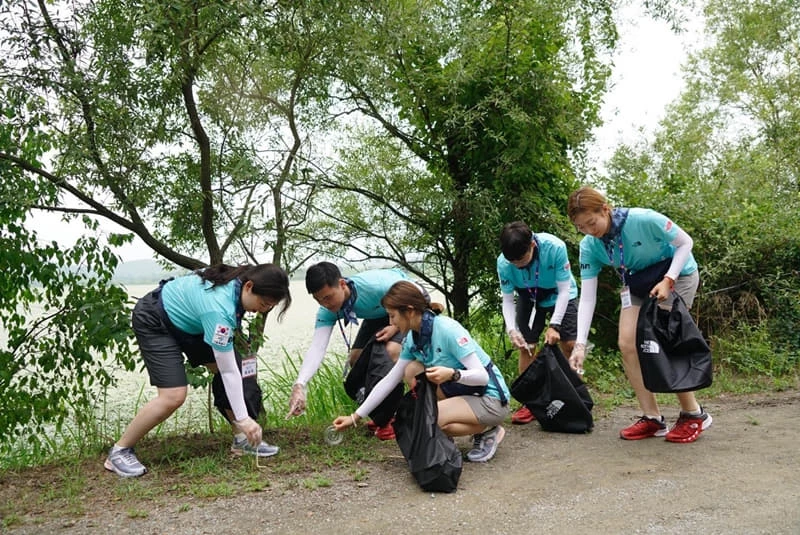 지난해 1월 경남 창녕 우포늪 일대에서 노스페이스 대한민국 희망원정대원들이 쓰레기를 주우며 걷는 플로깅(Plogging)을 하고 있다 / 노스페이스