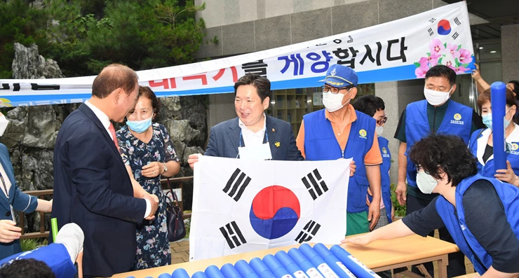 [포토]광주시 남구 바르게살기협의회, 태극기 게양 및 나눔 캠페인