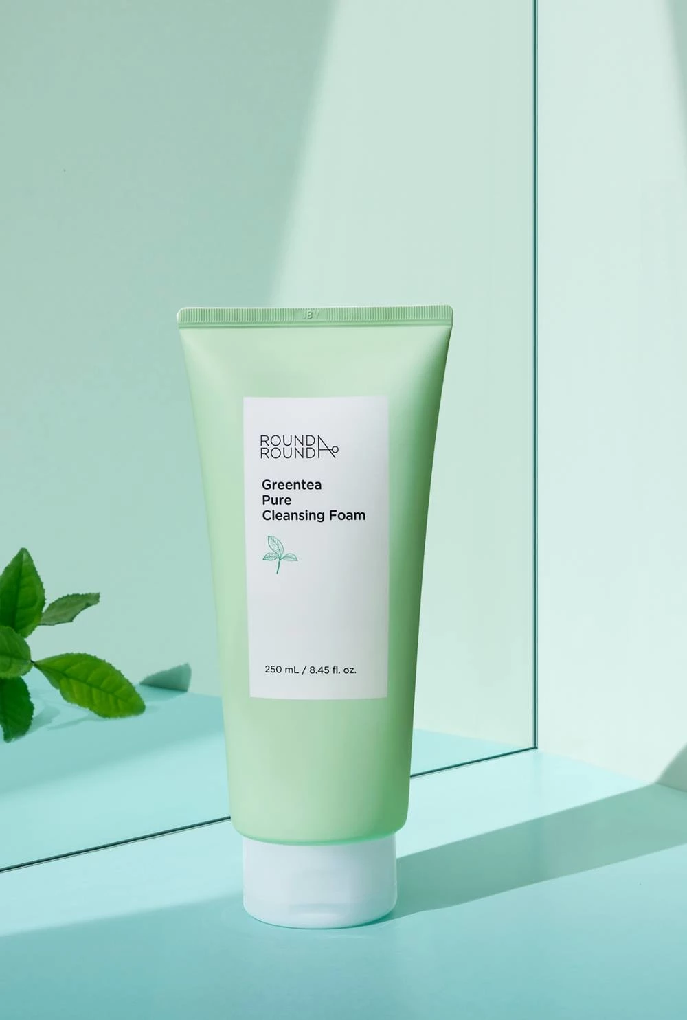 클린뷰티 브랜드 라운드어라운드의 그린티 약산성 클렌징폼이 출시 약 3년 만에 국내 누적 판매량 150만개를 돌파했다. / CJ올리브영