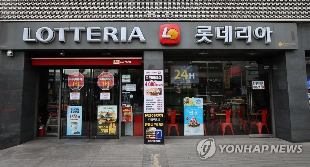 12일 오후 서울 광진구 롯데리아 군자점에 코로나19 확진자 관련 임시 휴점 안내문이 붙어 있다. / 사진=연합