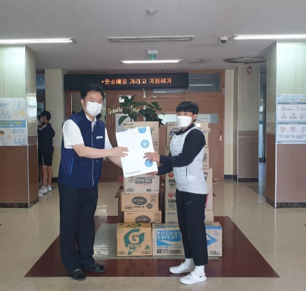 새울원자력본부는 13일 오후 3시 서생중학교에서 육상대회에서 우수한 성적을 거둔 운동부에 격려물품을 전달했다. / 사진제공=새울본부