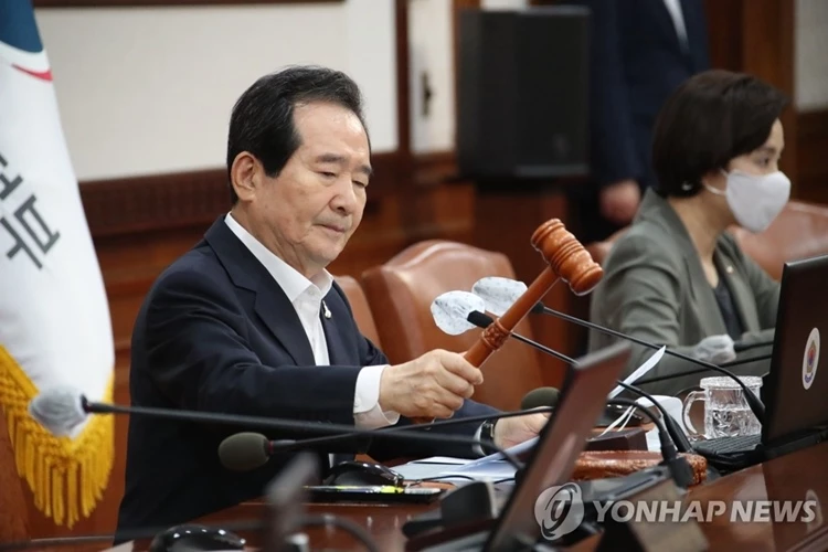 정세균 국무총리가 18일 정부서울청사에서 열린 국무회의를 개회하고 있다 / 이하 연합뉴스