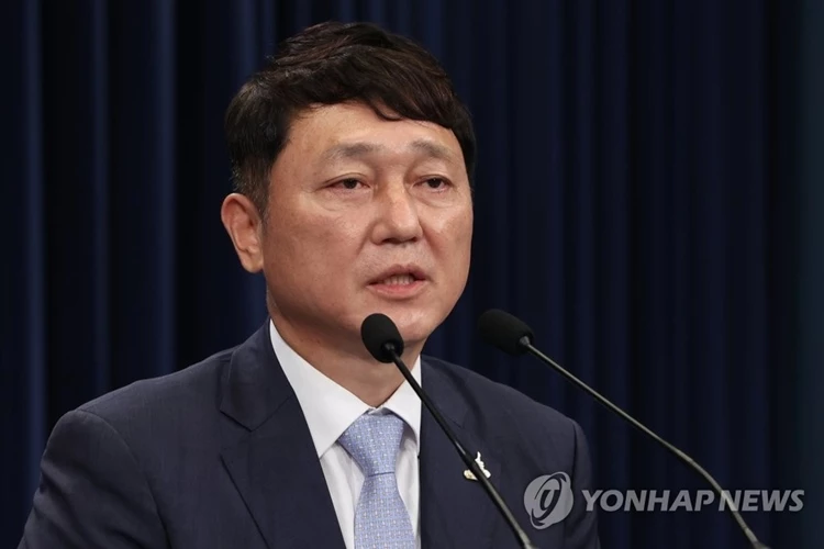 최재성 청와대 정부수석이 지난 17일 춘추관 브리핑을 통해 문재인 대통령의 여야대표 회동 제안 사실을 밝히고 있다