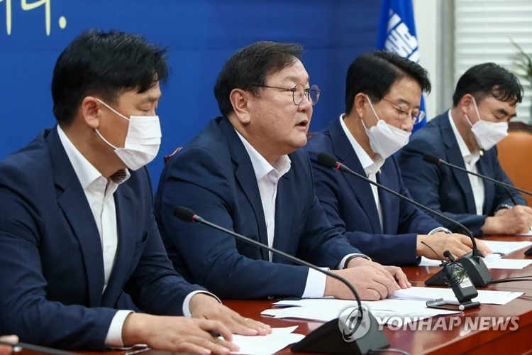김태년 더불어민주당 원내대표(왼쪽에서 두번째)가 18일 국회에서 열린 당 원내대책회의에서 발언하고 있다 / 이하 연합뉴스