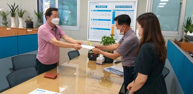 지난 18일 여수시 둔덕동 한려아파트경로당 장윤수 노인회장이 여수시 둔덕동주민센터 직원에게 경로당 어르신들이 호우피해 이재민을 위해 모금한 성금 39만 원을 전달하고 있다.