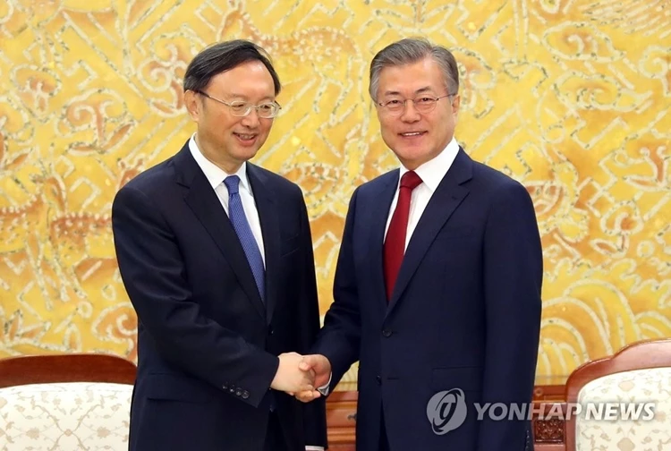 문재인 대통령이 지난 2018년 3월 30일 청와대에서 시진핑 중국 국가주석의 특별대표 자격으로 방한한 양제츠 중국 외교담당 정치국 위원을 만나 악수하고 있다