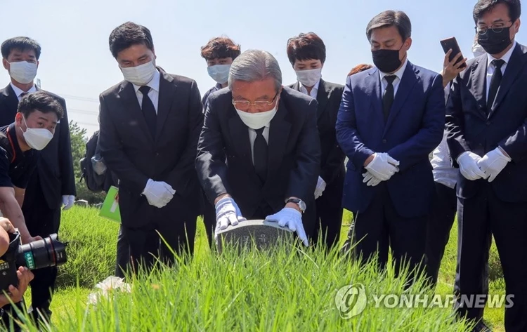 미래통합당 김종인 비상대책위원장이 19일 오전 광주 북구 국립 5·18 민주묘지를 당 관계자들과 함께 참배하고 있다 / 이하 연합뉴스