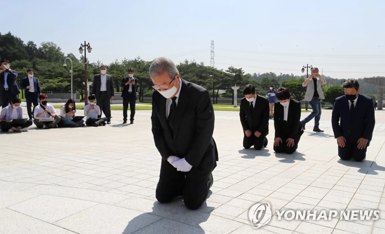 김종인 통합당 비대위원장이 19일 5.18민주묘지를 찾아 무릎을 꿇고 사죄를 하고 있다
