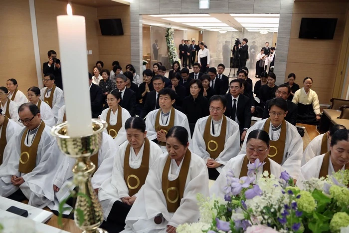 지난 2013년 고 김윤남 씨 별세 당시 빈소에서 원불교의식에 따라 열반식이 거행되고 있다. / 뉴스1