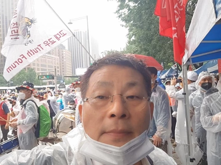 차명진 전 의원이 지난 15일 광화문집회에 참가해 이른바 '턱스크'를 한 채 행진을 하고 있다 / 이하 차명진 전의원 페이스북 캡쳐