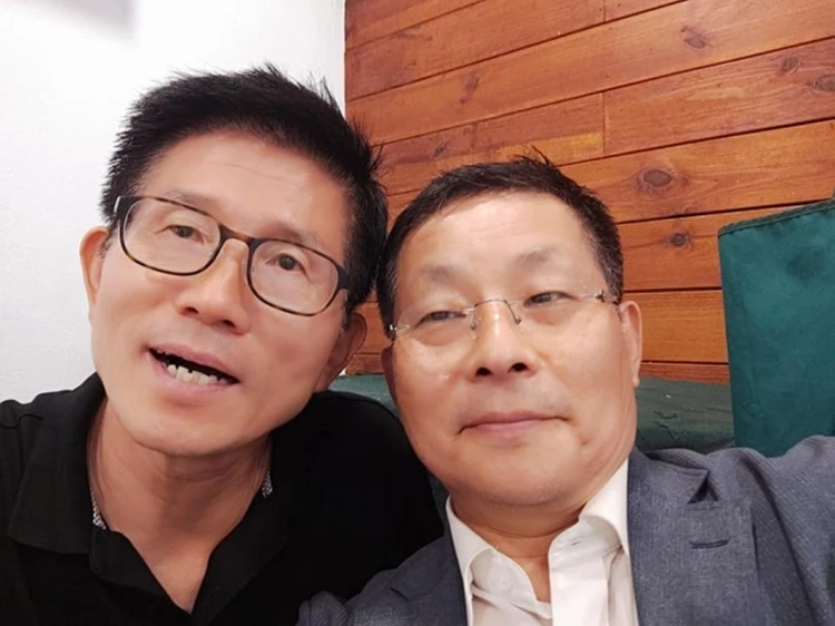 차명진 전 의원(오른쪽)이 지난 15일 광화문집회에서 만난 김문수 전 경기도지사와 함께 마스크를 쓰지 않고 활짝 웃는 모습으로 찍은 기념 사진