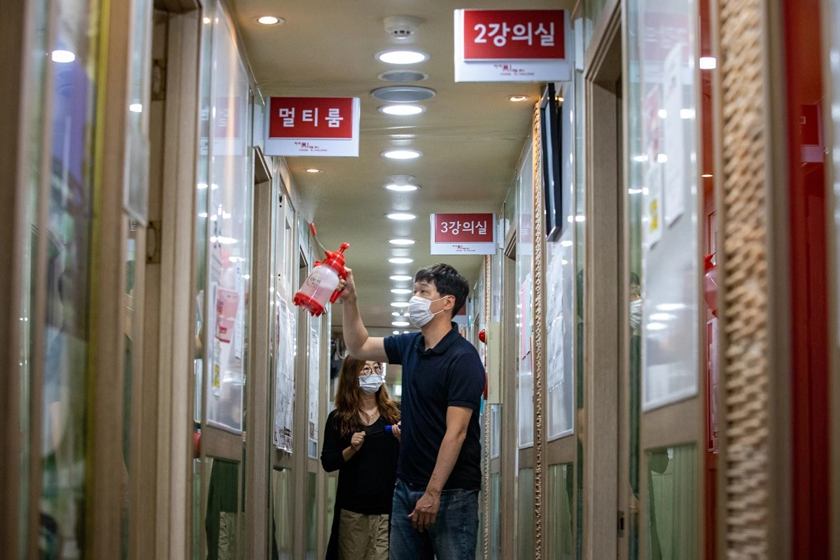 19일 서울 양천구 목동의 한 학원에서 관계자들이 방역 작업을 하고 있다. / 뉴스1