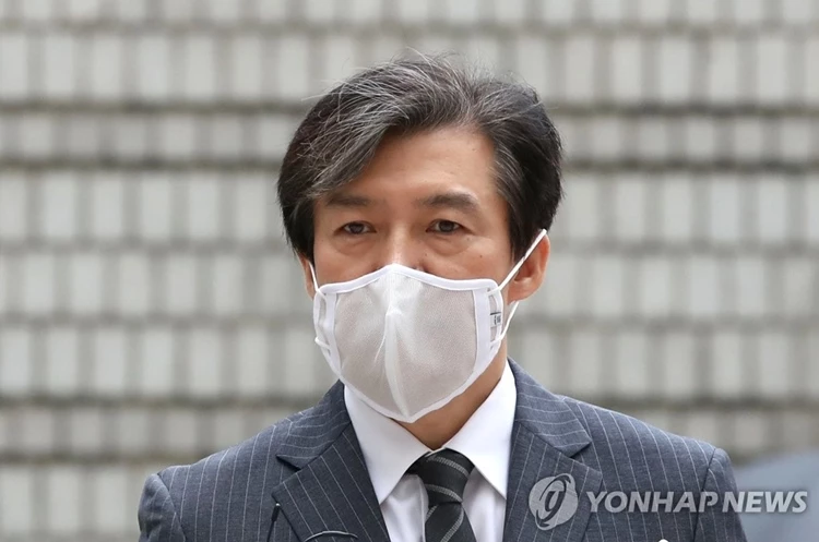 조국 전 법무부장관이 청와대 민정수석 시절 유재수 전 부산시 경제부시장 감찰무마를 지시한 혐의로 기소돼 지난 14일 서울 서초구 서울중앙지방법원에서 열린 공판에 출석하고 있다 / 이하 연합뉴스