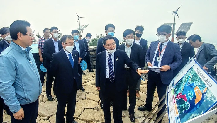 대통령 직속 일자리위원회 김용기 부위원장이 지난 6월 11일 ‘산업단지 대개조’에 선정된 여수산단을 방문해 산단 대개조 준비현황을 둘러보고 있다.