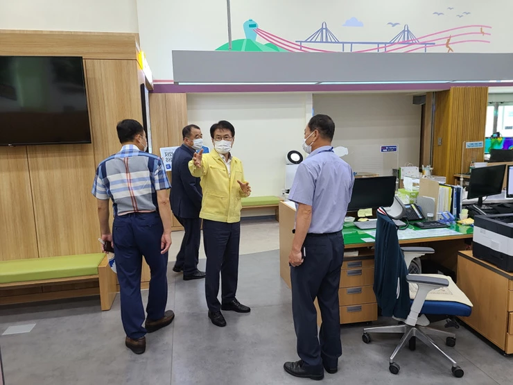 이승옥 강진군수가 직접 민원실을 방문해 민원 담당직원들을 격려하고 직접 방역지침 운영실태를 점검했다.