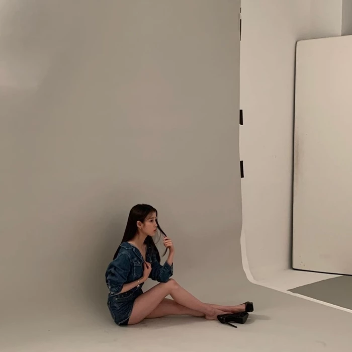 “Wanna see my changed look?”, IU's refined appearance from her photo shoot