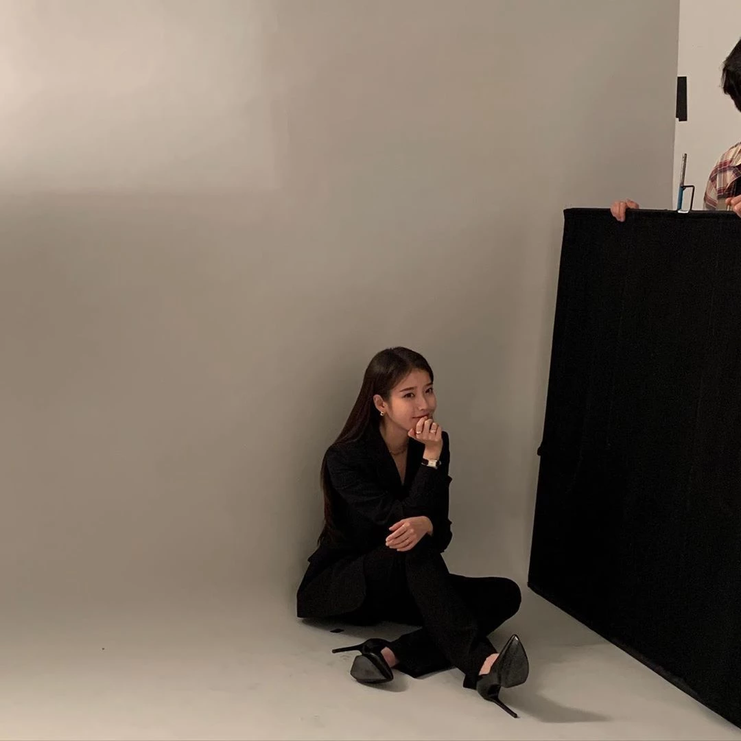 “Wanna see my changed look?”, IU's refined appearance from her photo shoot