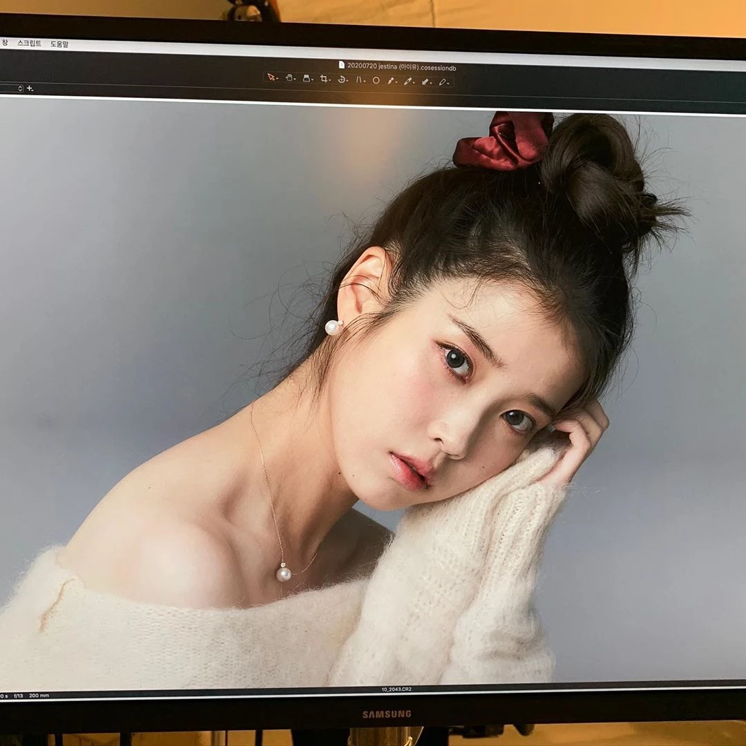 “Wanna see my changed look?”, IU's refined appearance from her photo shoot
