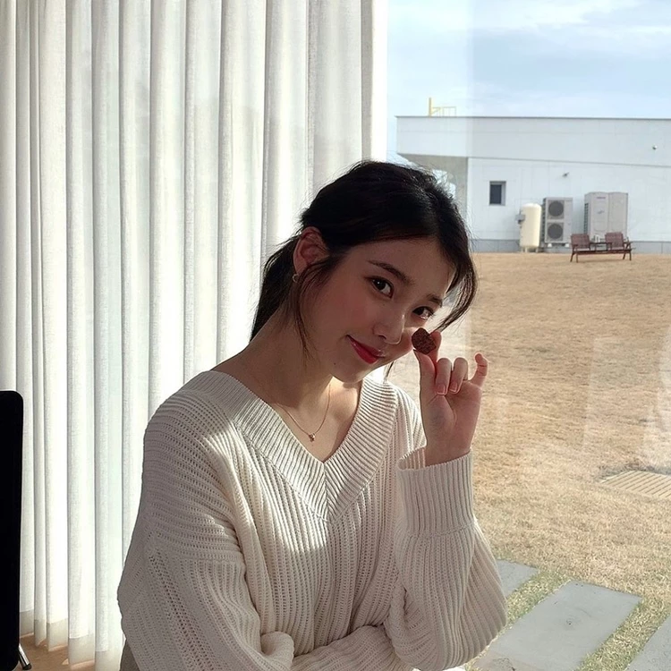 IU Instagram same below