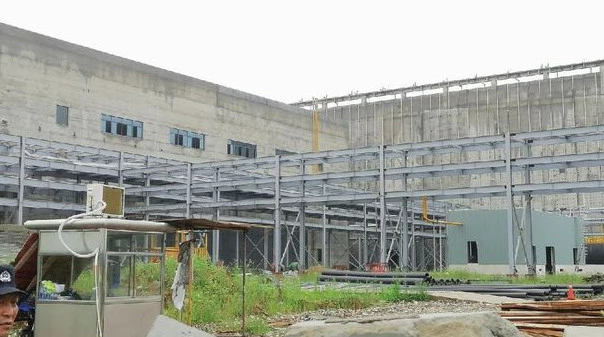 작업 중단한 공사 현장 / 이하 웨이보