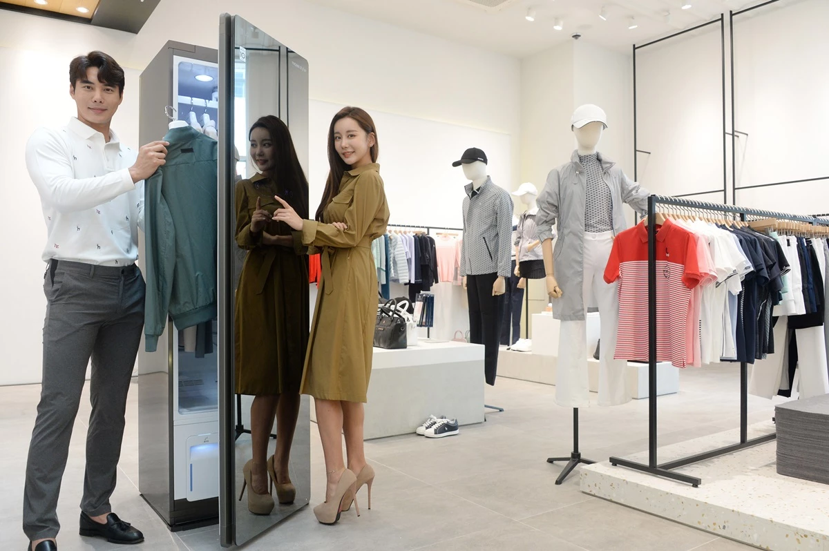 LG전자가 생활문화기업 LF와 손잡고 9월부터 향후 1년 동안 LF Mall 스토어, 헤지스, 라움 이스트(RAUM EAST) 등 전국 LF 의류매장 20곳에서 트롬 스타일러를 운영하기로 했다. 모델들이 서울에 있는 헤지스 명동점에서 'LG 트롬 스타일러'를 소개하고 있다. / LG전자 제공