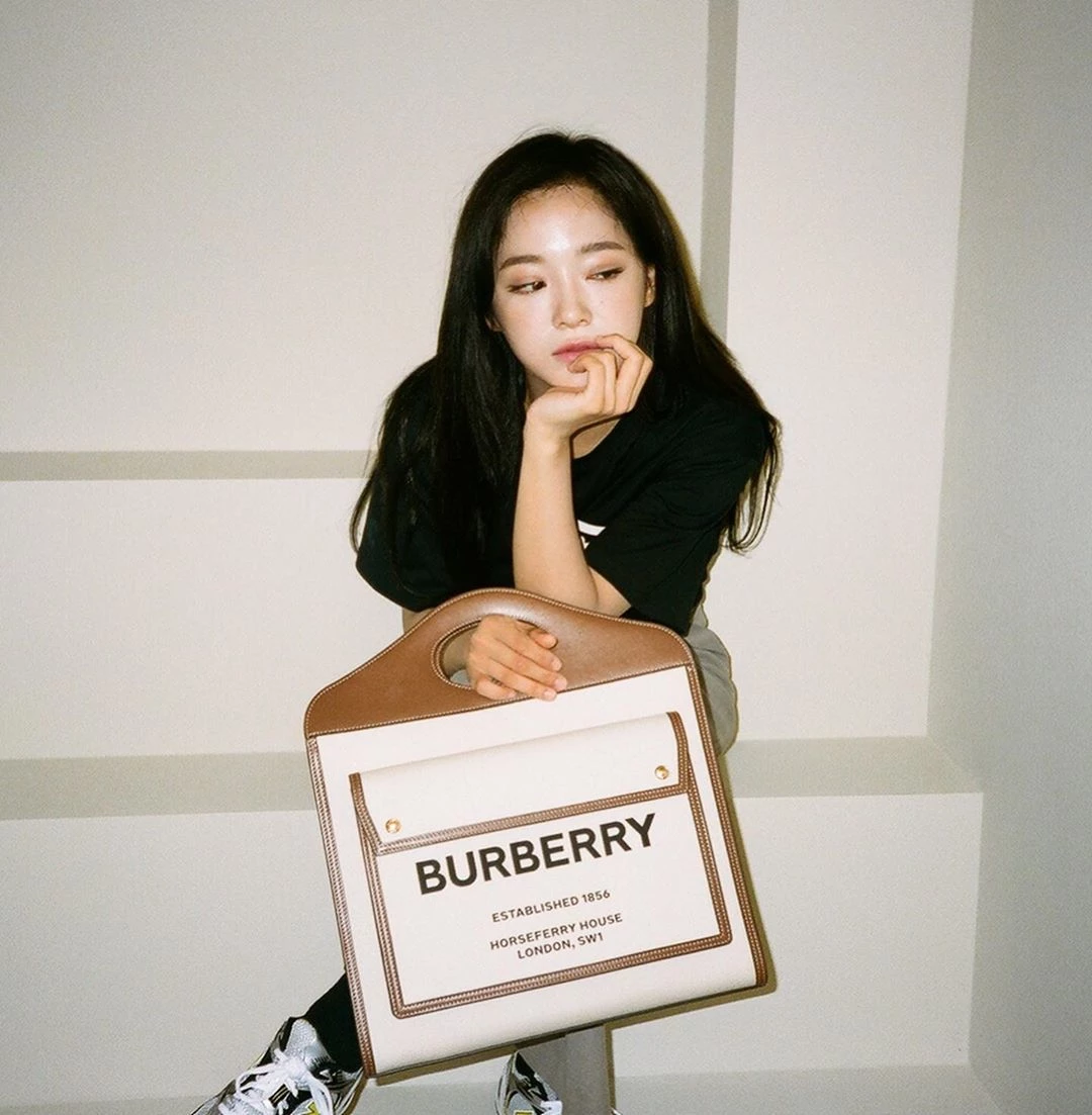 'Fashionista', Sejeong shows off her new bag