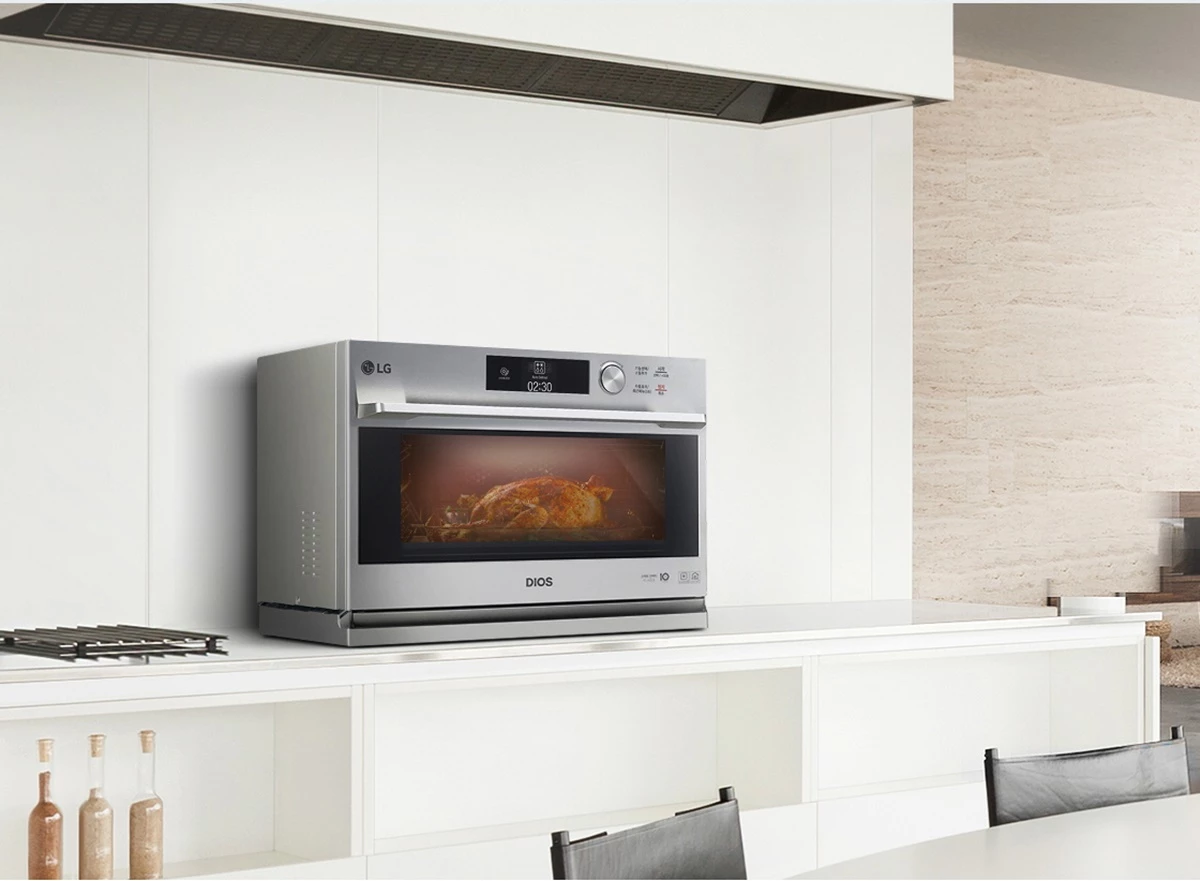 LG전자가 인공지능쿡 기능을 적용한 ‘디오스 광파오븐’이 올 들어 가파른 성장세를 보이고 있다. LG 디오스 광파오븐(모델명: ML32UW)의 연출 사진 / LG전자 제공