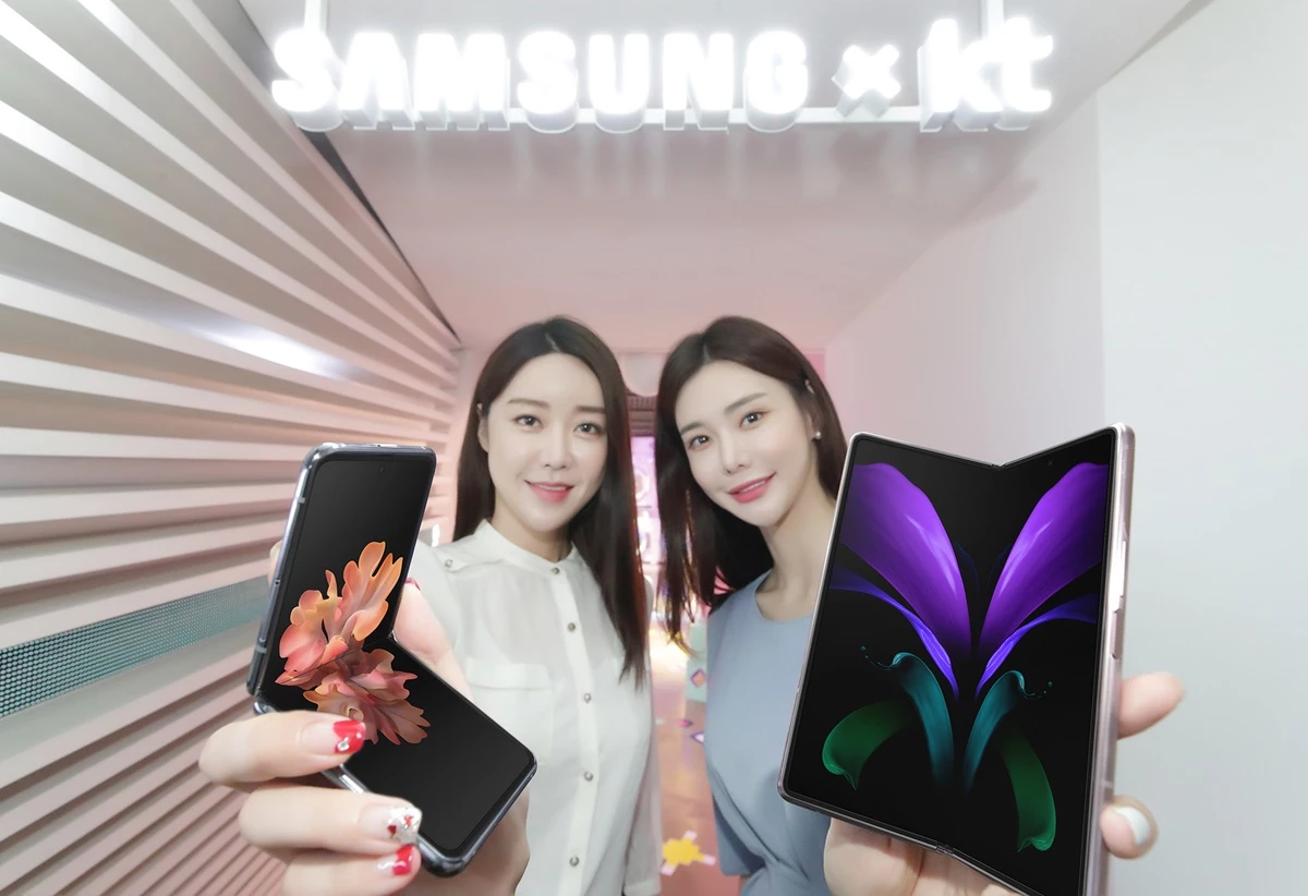 KT는 11일부터 전국 KT 매장 및 공식 온라인 채널 KT샵에서 삼성전자 ‘갤럭시Z폴드2’와 ‘갤럭시Z플립 5G’ 사전예약을 진행한다고 밝혔다. KT 모델이 ‘갤럭시Z폴드2’와 ‘갤럭시Z플립 5G’를 소개하고 있다. / KT 제공