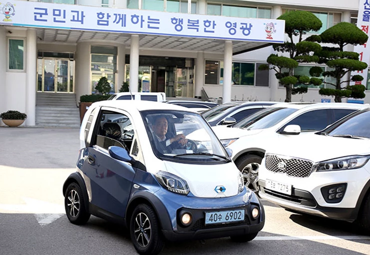 김준성 영광군수가 초소형 전기차를 구매해 출퇴근을 하고있다.