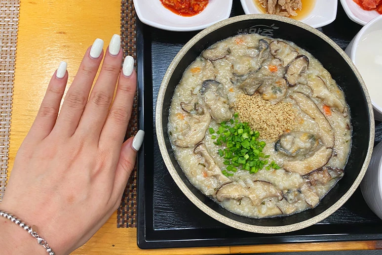 위키트리/본초맘죽 버섯굴죽 1인분의 양을 가늠해 본 모습.