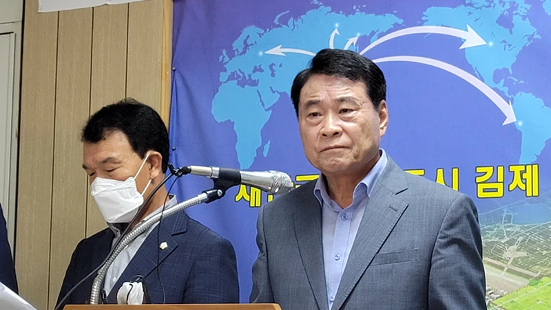 지난 15일 오전, 온주현 김제시의장이 기자회견에 나서고 있다 / 조주연 기자