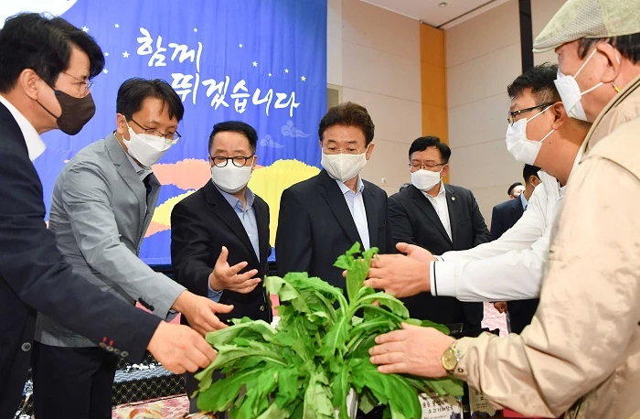 쿠팡은 경상북도, 경상북도경제진흥원과 함께 경북 구미 금오산 호텔에서 쿠팡 입점을 희망하는 경북 소재 중소상공인들을 돕기 위한 ‘상품 품평회 및 쿠팡 셀러 아카데미’를 개최했다고 24일 밝혔다. 이철우 경상북도지사(오른쪽 두번째)와 박대준 쿠팡 신사업 부문 대표(왼쪽 두번째)가 품평회에 참석한 중소상공인들과 기념사진을 촬영하고 있다.  사진제공   / 쿠팡