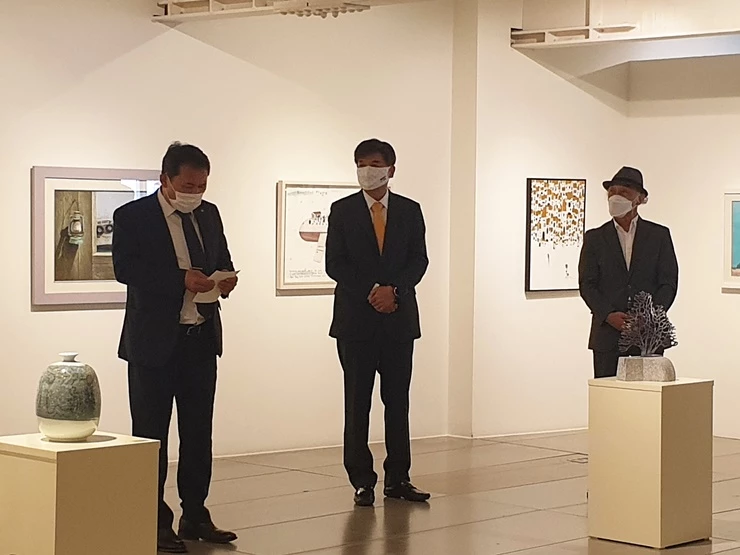 무학 좋은데이나눔재단은 '2020 경남미술의 향기전' 개최를 위해 5,000만원을 후원했다(사진 왼쪽부터 천원식 경남미술협회 회장, 최재호 좋은데이나눔재단 이사장, 허필호 한국미술협회 이사) / 사진제공=무학