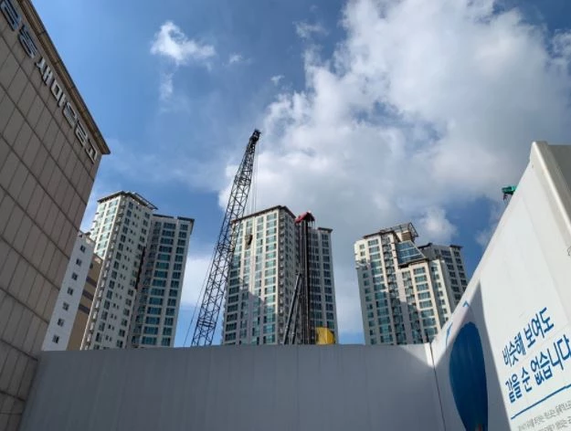 2019년 9월 3일 이진젠시티 개금 현장 사진 뒤에 보이는 아파트가 개금 롯데캐슬아파트다.  / 사진=최학봉 기자