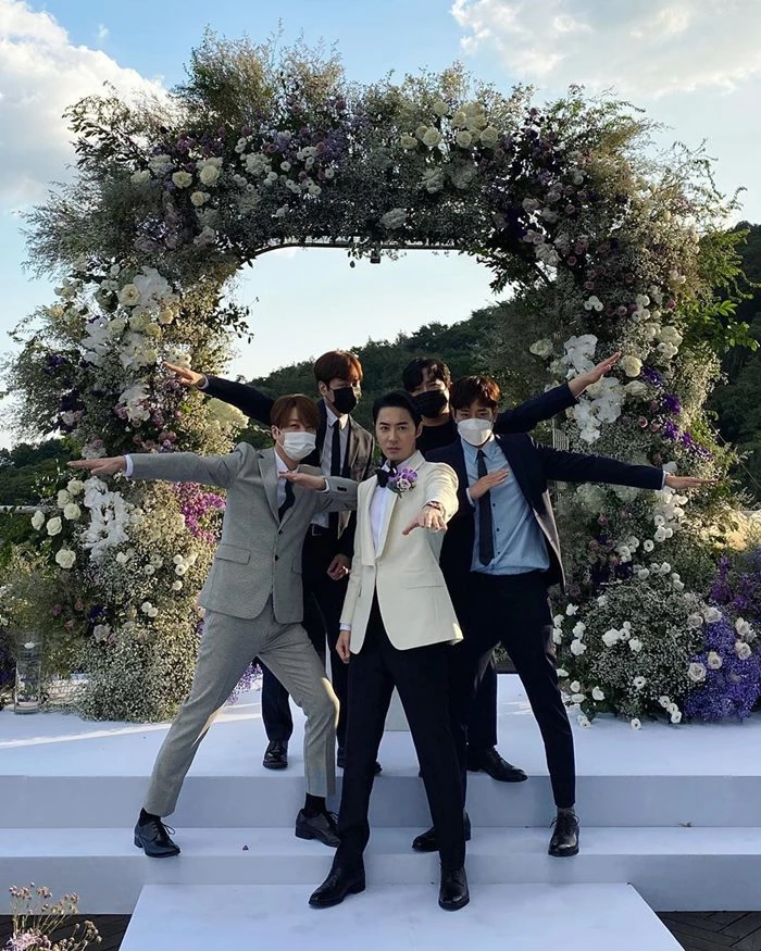 멤버 한 명이 빠진 전진 결혼식 신화 단체사진