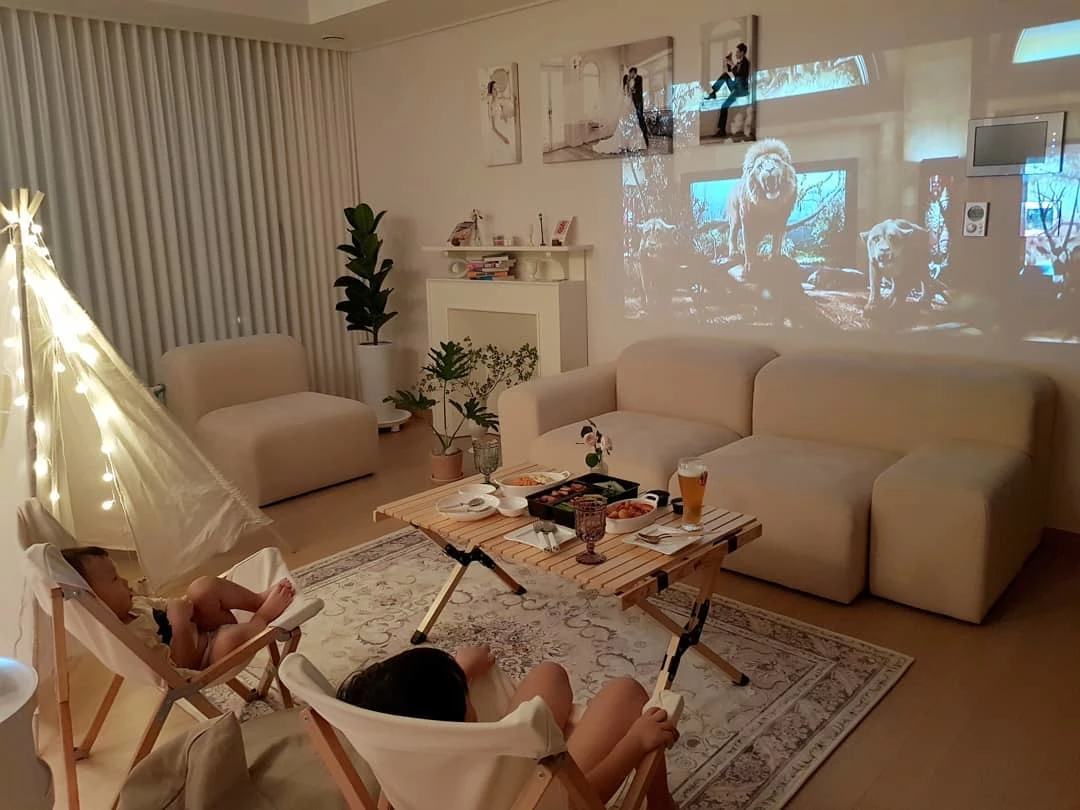 집에서도 기존에 사용하던 패브릭 제품과 간단한 몇 가지 캠핑 소품을 활용하면 쉽게 홈캠핑 느낌을 낼 수 있다. 데코뷰 구매 후기 사례. 사진제공=@jiae195