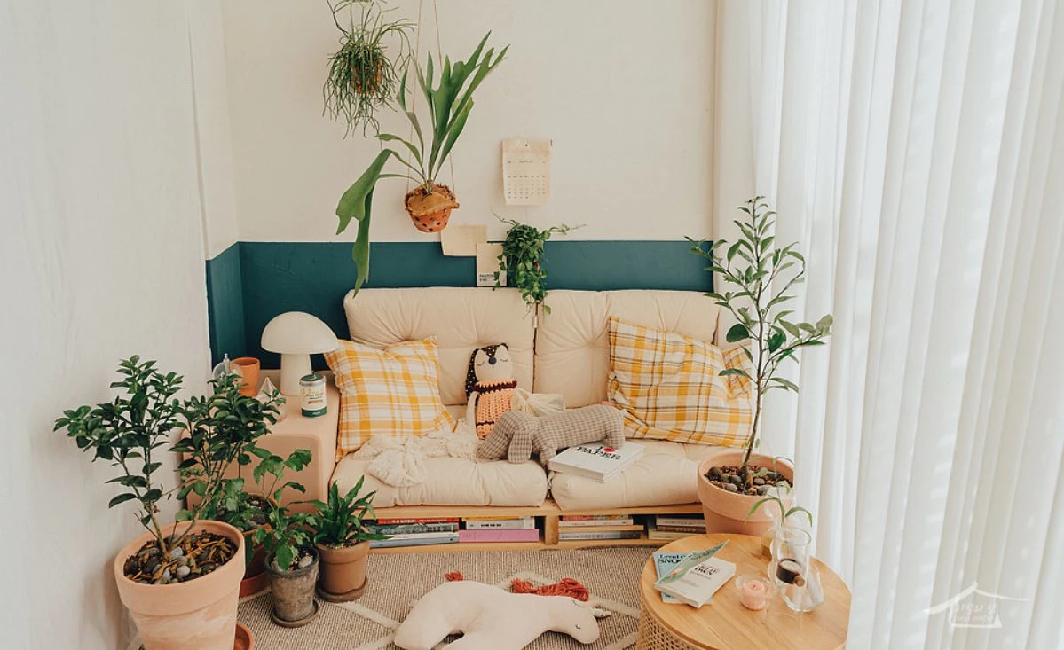 쿠션과 토퍼형 캠핑베드, 화분 등을 활용해 아이 놀이 공간을 캠핑지로 꾸미는 것도 한 방법이다. 데코뷰 구매 후기 사례. 사진제공=블로거 시월의담