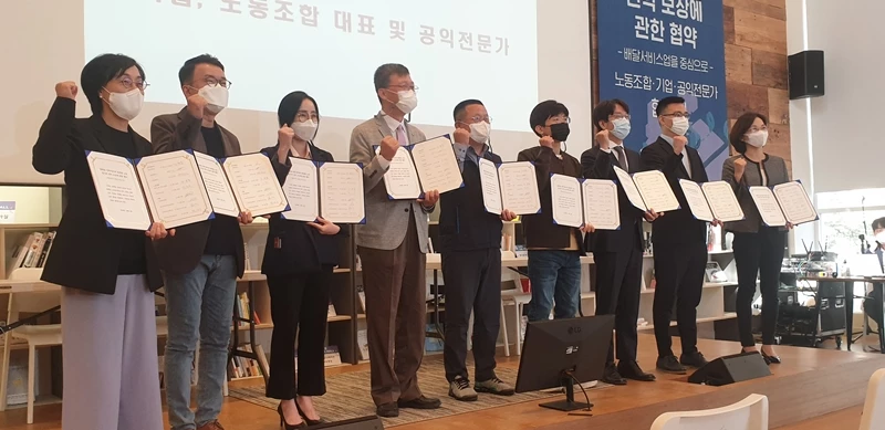 (왼쪽부터) 권현지 서울대 교수, 최성진 코리아스타트업포럼 대표, 문지영 스파이더크래프트 대표, 이병훈 중앙대 교수, 강규혁 민주노총 서비스연맹 위원장, 박정훈 라이더유니온 위원장, 김범준 우아한형제들 대표, 박해웅 딜리버리히어로코리아 부사장, 박은정 인제대 교수 / 스파이더크래프트