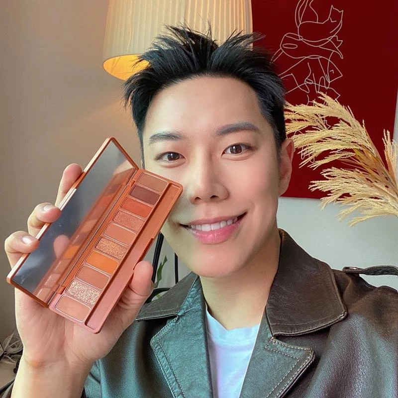 에뛰드와 뷰티 크리에이터 '레오제이'가 함께 진행한 네이버 쇼핑 라이브가 방송 시작 5분 만에 가을 신상 팔레트 2000개를 완판했다. / 에뛰드