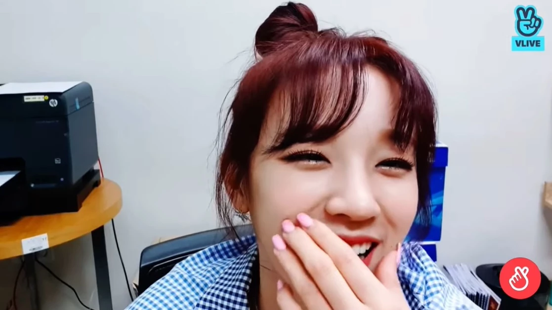 Yuqi on V-Live