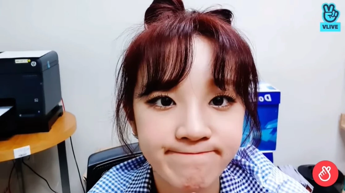 Yuqi on V-Live