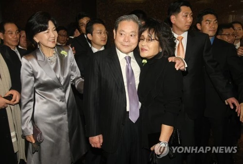 2010년 2월 6일 서울 순화동 호암아트홀에서 열린 삼성그룹 창립자 고(故) 이병철 회장 탄생 100주년 기념행사에서의 이건희 회장과 여동생 이명희 회장 / 연합뉴스