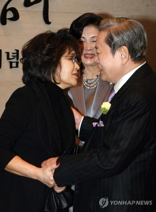 2010년 2월 6일 서울 순화동 호암아트홀에서 열린 삼성그룹 창립자 고(故) 이병철 회장 탄생 100주년 기념행사에서의 이건희 회장과 여동생 이명희 신세계그룹 회장 / 연합뉴스