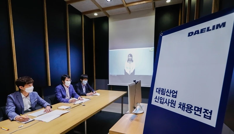 대림산업 면접관들이 비대면 면접 시스템을 이용해 채용 면접을 진행하고 있다.  / 사진=대림산업 제공
