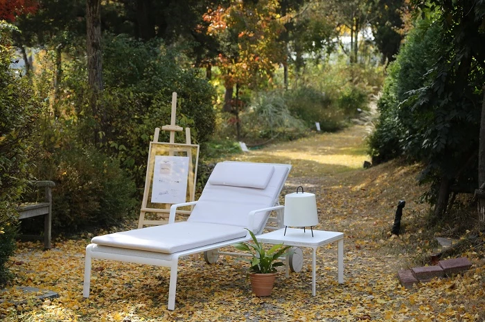 경기도 광주의 ‘파머스대디’의 정원 곳곳에 전시된 프리미엄 아웃도어 가구 ‘케탈’의 제품들을 연출한 모습. 프리미엄 아웃도어 가구 브랜드 케탈(Kettal)의 Park Life DECKCHAIR. 사진제공 / 넥서스