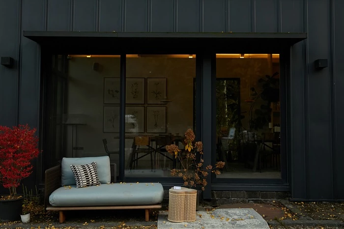 경기도 광주의 ‘파머스대디’의 정원 곳곳에 전시된 프리미엄 아웃도어 가구 ‘케탈’의 제품들을 연출한 모습. 프리미엄 아웃도어 가구 브랜드 케탈(Kettal)의 MESH 소파. 사진제공 / 넥서스