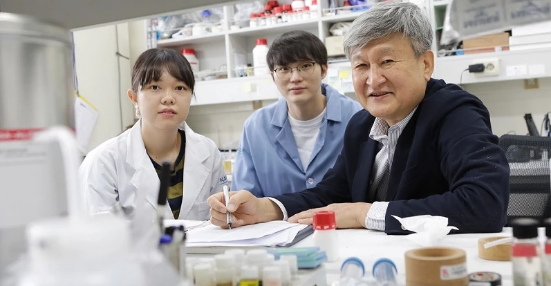 유효정 박사과정 곽병은 석박사통합과정 김도현 교수 / 카이스트