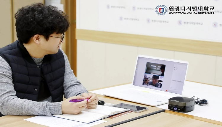 ‘WON 라이브’ 시스템 통해 일대일 대화하는 모습 / 원광디지털대